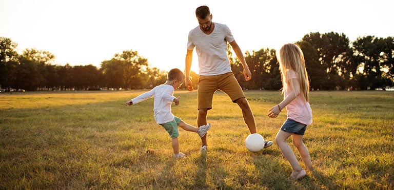 Un padre haciendo un juego lúdico con sus hijos