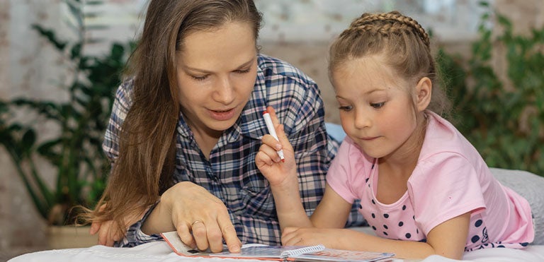 Una mamá y su hija realizando ejercicios para la memoria