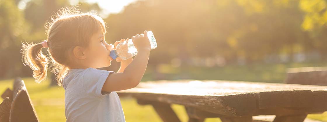 Una niña tomando agua después de hacer actividades de arte