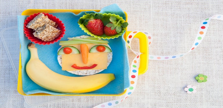 Un desayuno creativo para niños preparado en casa