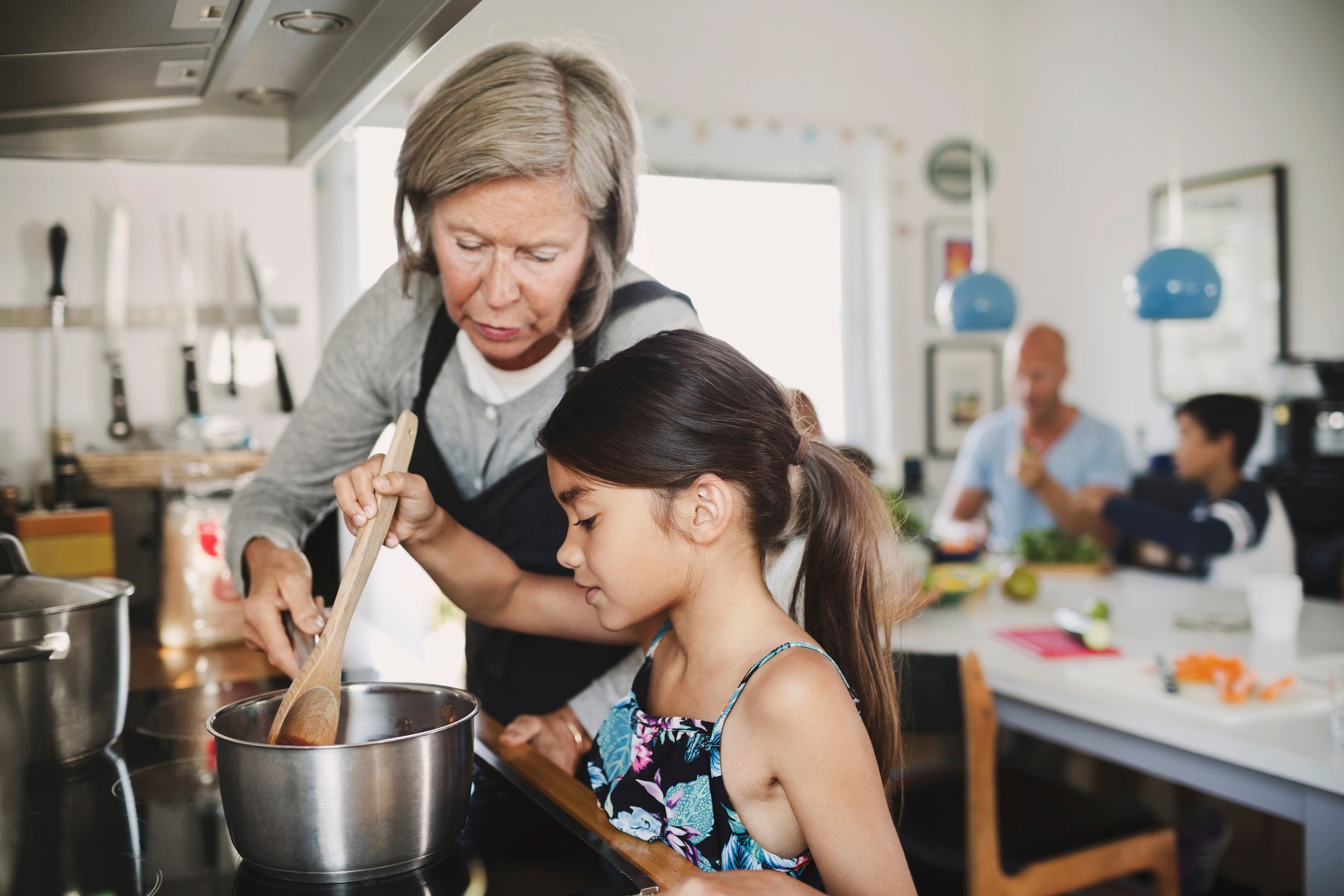 Una abuela y su nieta cocinando en familia comidas balanceadas