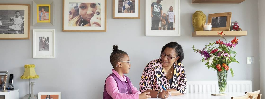 Una mamá y su hija jugando stop, un ejercicio de escritura para niños