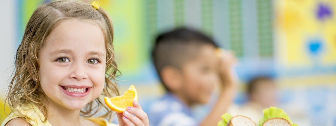 Una niña haciendo actividades de responsabilidades alimentarias