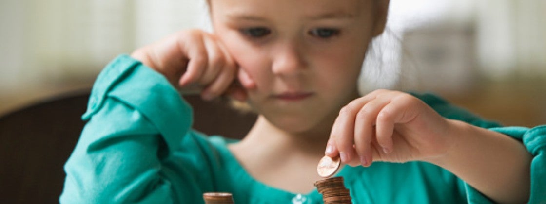 Una niña haciendo actividades de responsabilidades financiera