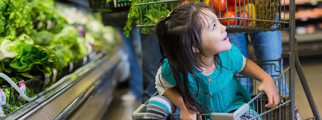 Una niña aprendiendo a usar su memoria sensorial en un supermercado