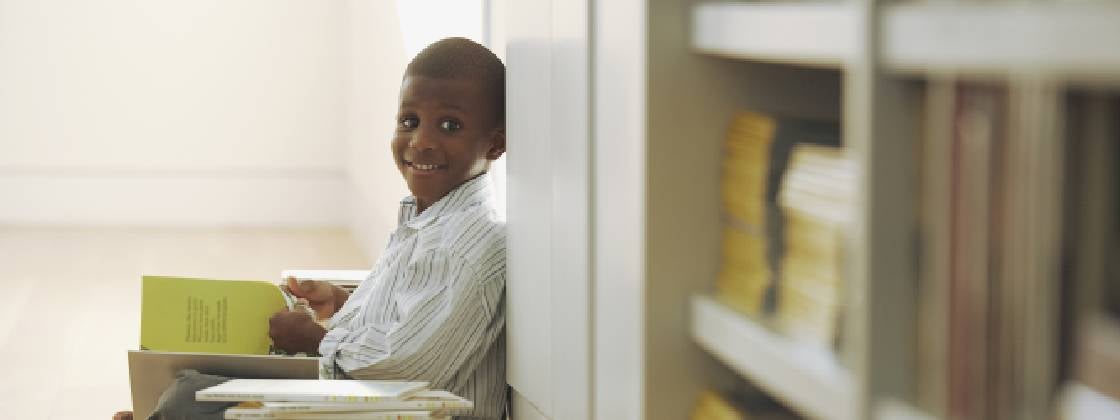 Un niño haciendo ejercicios de comprensión lectora en una biblioteca