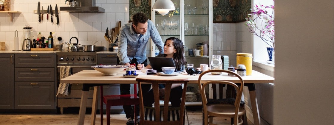 Un papá y su hija haciendo ejercicios de escritura para niños antes de comer