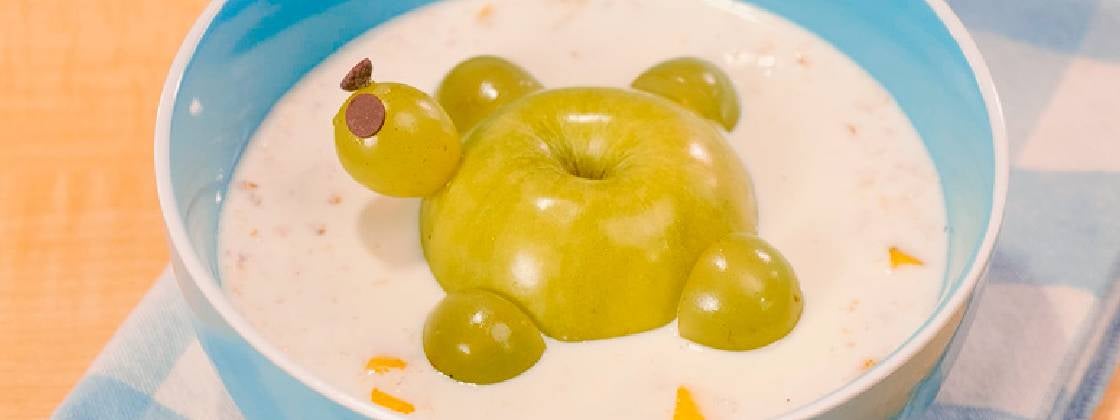 Una tortuga de manzana y avena siendo un desayuno creativo para niños